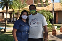 Preocupados com o frio, Karina e Dagoberto transformaram uma casa de festa em albergue para acolher moradores de rua  (Foto: A Cidade)