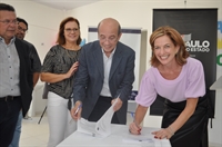 O prefeito João Dado e a secretária Célia Parnes assinaram a destinação dos recursos na tarde desta quarta-feira (Foto: Daniel Castro/A Cidade)