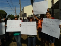 Dezenas de manifestantes se reuniram em frente ao Paço Municipal; Prefeitura diz que não volta atrás da decisão 