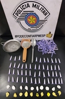 Em busca domiciliar, foi localizada dezenas de microtubos plásticos e trouxinhas plásticas completas de cocaína (Foto: Polícia Militar)