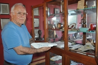 Um dos pioneiros de Votuporanga, Paulo César Rapassi, segurando uma das lembranças de Juscelino Kubitschek (Foto: Gabriele Reginaldo/A Cidade)