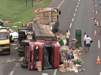 Caminhão tombou na rodovia Washington Luís (Foto: Reprodução / TV TEM)