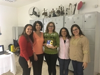  A colaboradora Valéria ao lado de Célia Gillio, responsável pelo curso, a supervisora Rosângela e as colaboradoras Márcia e Marta (Foto: Divulgação/Unifev)