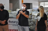 Valmir Dornelas na doação do Rotary '8 de Agosto' de mais de 2 mil cestas básicas à Votu Solidária e ao Fundo Social (Foto: A Cidade)