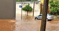 Como de costume, a esquina das ruas Ceará e Sergipe, no centro da cidade, ficou alagada (Foto: Arquivo Pessoal)
