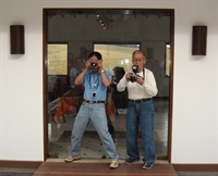 Irmãos Sato Yo ‘Carlos’ e Takeo em reunião familiar, nos anos 2000 (Foto: Reprodução)