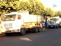 Funcionários recolhem lixo no projeto Cidade Limpa (Foto: Reprodução / TV TEM)