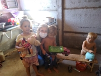 Presidente do Fundo Social de Solidariedade de Votuporanga, Rose Seba, tem visitado famílias que mais precisam do apoio da administração de Votuporanga (Foto: Prefeitura de Votuporanga)