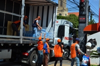 Caminhão cedido pela Facchini foi carregado ontem à tarde com as doações e seguiu hoje pela madrugada para o Litoral Norte (Foto: A Cidade)