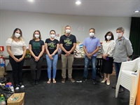 Mantimentos arrecadados pela campanha são entregues para a Santa Casa e as roupas para o Fundo Social de Solidariedade (Foto: Santa Casa de Votuporanga)