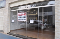 Propriedades imobiliárias com placa aluga-se, se tornam visíveis no centro da cidade   (Foto: Jornal A Cidade)