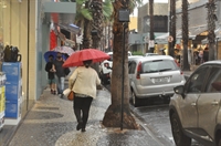 Com tempo nublado, votuporanguenses enfrentaram pancadas de chuva e diminuição na temperatura no município desde quinta-feira (10) (Foto: A Cidade)