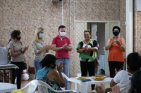 Famílias recebem toda semana doação de sopa; presente na entrega, primeira-dama agradeceu a iniciativa solidária (Foto: Prefeitura de Votuporanga)