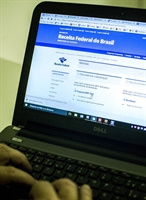 O programa para preenchimento da declaração do Imposto de Renda Pessoa Física (IRPF) estará disponível a partir de segunda-feira no site da Receita Federal (Foto: Agência Brasil)