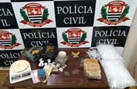 Os policiais apreenderam diversas porções de entorpecentes, dinheiro e materiais usados no processo de embalagem (Foto: Divulgação/DISE)