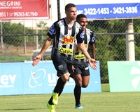 Érick Salles e Dudu comemoram gol; Votuporanguense joga na noite desta sexta-feira em Lins (Foto: Rafael Bento/CAV)