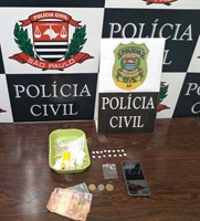 Os agentes da Dise apreenderam pedras de crack, dinheiro, celular e material para embalar a droga  (Foto: Divulgação/Dise)