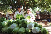Proprietários Orival José Ruza e Rosângela Cristina Delatura Ruza fazem da solidariedade um gesto semanal, destinando alimentos para Santa Casa de Votuporanga  Foto: Divulgação/Santa Casa 