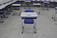Salas de aula da escola SAO, em Votuporanga, estão vazias porque contratação do serviço de merenda ainda não foi concluída pela prefeitura (Foto: A Cidade)