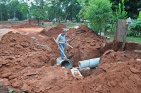 Equipe da Secretaria de Obras já realizou parte da limpeza da área (Foto: Divulgação/Prefeitura de Votuporanga)