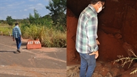 Jura, que tem 1,75m de altura e a equipe do A Cidade entraram no buraco que se formou sob a ponte  (Foto: A Cidade)