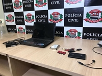 Materiais apreendidos durante operação que investiga crimes de pornografia infantil e de exploração sexual contra crianças e adolescentes — Foto: Soraya Lauand/TV TEM