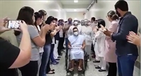 Vídeo do momento em que Leandro deixa a UTI da Santa Casa emocionou a cidade nesta terça-feira. (Foto: Reprodução Santa Casa)