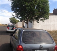 O carro roubado pelos ladrões foi localizado cerca de quatro horas depois do crime, no Jardim Universitário  (Foto: Divulgação/Polícia Militar) 