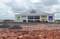 A unidade da Havan de Votuporanga já conta com os letreiros instalados, imagens ilustrativas e portas e janelas de vidro (Foto: Érika Chausson/A Cidade)