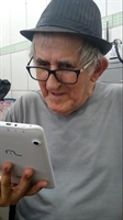 Seu Donato ficou emocionado ao assistir um dos vídeos do projeto encaminhado a ele pelo sobrinho Guilherme (Arquivo Pessoal)