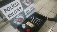 Legenda: Foram localizados na noite desta quinta-feira (3) 28 pinos de cocaína com ‘Nardo’; ele foi preso em flagrante pelo crime de tráfico  Foto: Divulgação/Polícia Militar 
