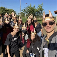 Jovens voluntários do Leo Clube de Votuporanga se reuniram no Domingo de Páscoa para distribuir cerca de 170 ovos em dois bairros (Foto: Arquivo pessoal)