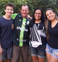 Rosana, mulher guerreira que venceu o câncer de mama, ao lado dos filhos Alexia, Rhuan e o marido Marco, hoje felizes e em paz (Foto: Arquivo Pessoal)