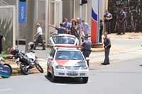 Movimentação de policiais durante o roubo ao hipermercado Walmart: 200 pessoas foram feitas reféns durante o crime (Foto: Mara Sousa)
