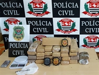 Policiais foram até as casas dos dois investigados e encontraram mais tijolos de maconha, porções de cocaína e balanças de precisão (Foto: Divulgação/Polícia Civil)