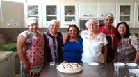 Neide Hengler (direita) com as alunas da turma do curso de confeiteiro