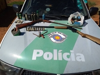  Duas espingardas e diversos cartuchos foram encontrados na casa do homem  (Foto: Divulgação/Polícia Ambiental)