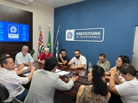 O prefeito Jorge Seba se reuniu ontem com representantes dos educadores infantis e vereadores para tratar das reivindicações da classe (Foto: Assessoria)