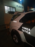 Os policiais apreenderam em revista pessoal e em busca residencial diversas porções de crack e dinheiro  Foto: Divulgação/PM 