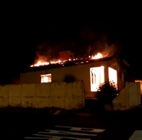 Chamas atingiram toda a residência (Foto: A Cidade)