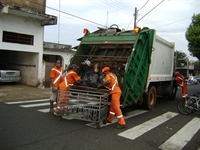 Segundo o vereador, é grande o número de acidentes com garis na coleta de lixo das casas (Foto: Divulgação)