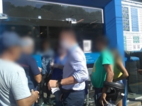 Aglomeração de pessoas em frente à Caixa Econômica Federal (Reprodução/Facebook)