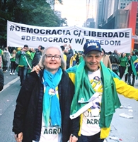 O federal Roberto Peternelli e Maria Helena, candidata a estadual, marcaram presença nas manifestações bolsonaristas em São Paulo. (Foto: Assessoria)