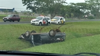 Carro capotou e caiu no canteiro central da rodovia Washington Luís, em São José do Rio Preto (Foto: Arquivo pessoal)