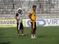 Técnico Marcelo Henrique comanda treino na tarde de hoje no Estádio Plínio Marin