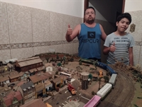 O porteiro votuporanguense Silvio Bombonato, de 41 anos, cultiva o hobby do ferreomodelismo criança, quando tinha sete anos (Foto: Reprodução/Frateschi)