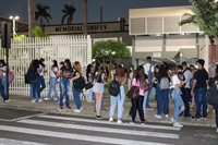 Após a recepção, os estudantes dos primeiros e terceiros períodos participaram de um tour pelos campi da Instituição e conheceram os laboratórios (Foto: Unifev)