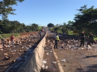 Carga da pinga e álcool de uso doméstico ficou espalhada em rodovia de Santa Fé do Sul (SP) (Foto: Arquivo Pessoal)