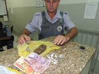 Policiais militares apreenderam crack e maconha com suspeito