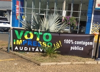  Apoiadores do projeto instalaram faixas em ruas e avenidas de Votuporanga pedindo o voto impresso auditável (Foto: Arquivo pessoal)